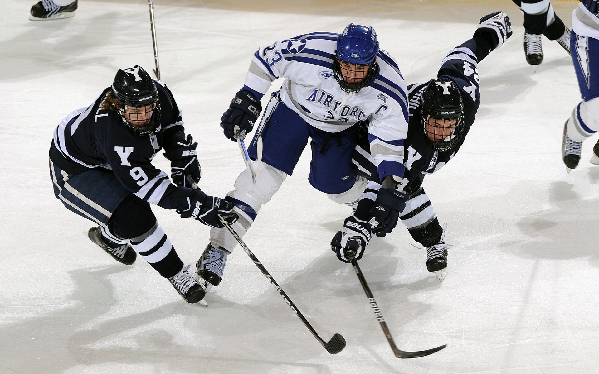 复苏中的电竞线下活动，封闭环境中与粉丝近距离交互，电竞复盘
